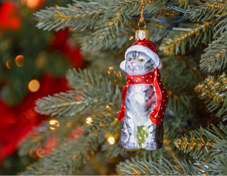 Boule de Noël chat tigré avec écharpe et bonnet de Noël en verre soufflé et décoré à la main.