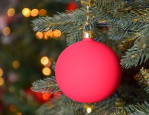 Boule de Noël rouge mat en verre. Diamètre : 8cm