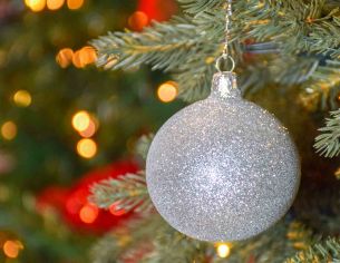 Boule de Noël argenté pailleté D8cm