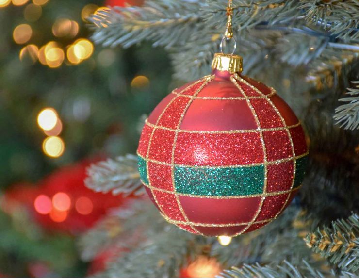 Boule de Noël rouge mat en verre, décor tartan en paillettes rouges et vertes, lignes dorées peintes à la main.