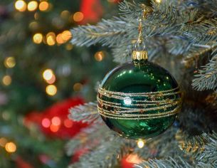 Boule de Noël verte brillante en verre avec des étoiles dorées. Made in Europe, Diamètre : 8cm