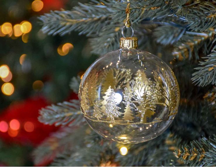 Boule de Noël transparente en verre avec décors sapins dorés tout autour de la boule. Diamètre : 8cm