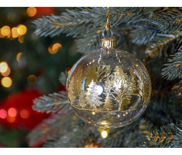 Boule de Noël transparente en verre avec décors sapins dorés tout autour de la boule. Diamètre : 8cm