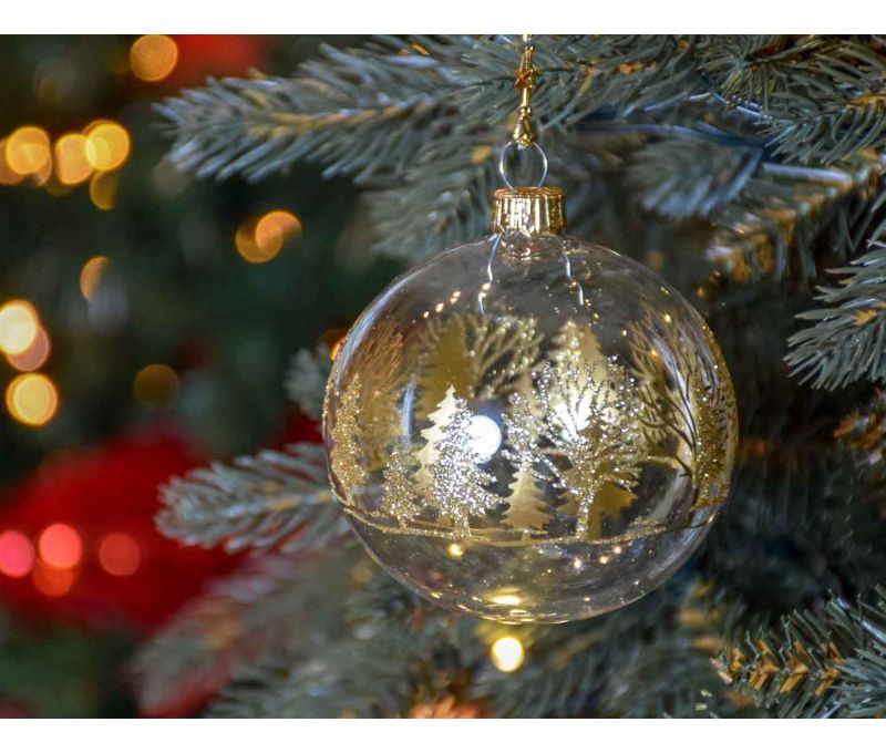 Boule de Noël transparente en verre avec décors sapins dorés tout autour de la boule. Diamètre : 8cm