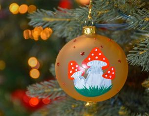 Boule de Noël dorée en verre, décors champignons peints à la main. Diamètre : 8cm