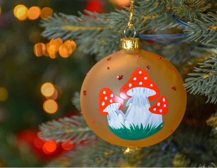 Boule de Noël dorée en verre, décors champignons peints à la main. Diamètre : 8cm