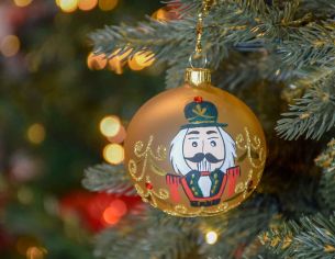 Boule de Noël dorée en verre avec casse-noisette peint à la main. boule de Noël de luxe, made in Europe. Diamètre : 8cm