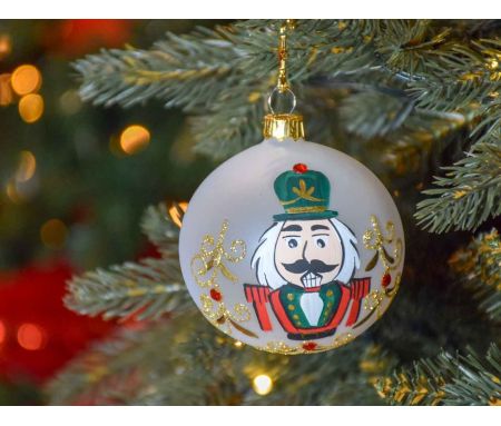 Boule de Noël blanche en verre, décor de casse-noisette entièrement peint à la main. Made in Europe. Diamètre : 8cm