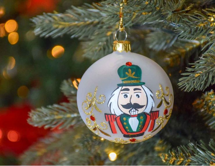 Boule de Noël blanche en verre, décor de casse-noisette entièrement peint à la main. Made in Europe. Diamètre : 8cm