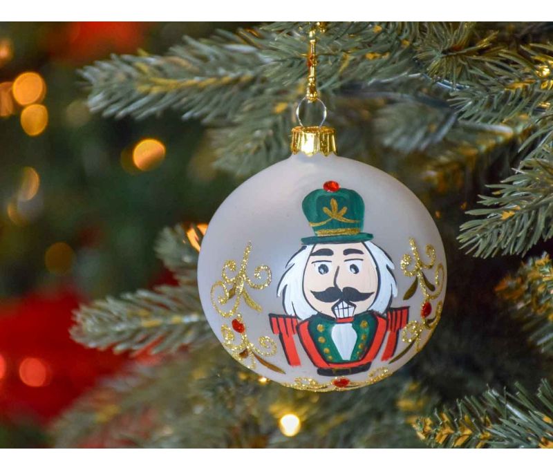 Boule de Noël blanche en verre, décor de casse-noisette entièrement peint à la main. Made in Europe. Diamètre : 8cm