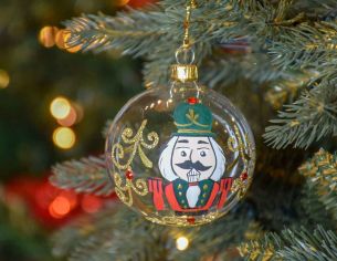 Boule de Noël transparente en verre, décor de casse-noisette entièrement peint à la main.