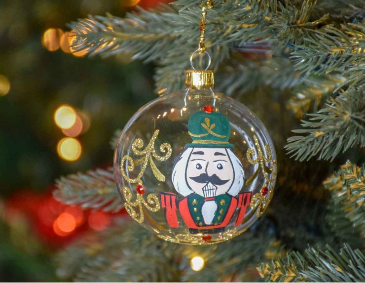 Boule de Noël transparente en verre, décor de casse-noisette entièrement peint à la main.
