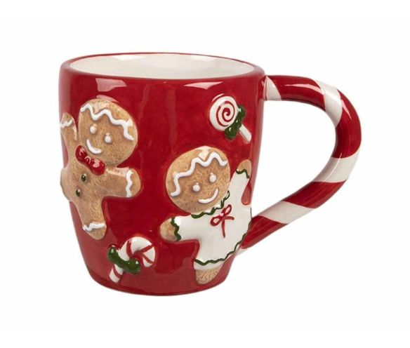 Tasse de Noël rouge avec des bonhommes en pain d'épices et des bonbons.