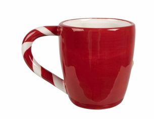 Tasse de Noël rouge avec des bonhommes en pain d'épices et des bonbons.