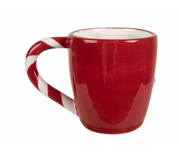 Tasse de Noël rouge avec des bonhommes en pain d'épices et des bonbons.