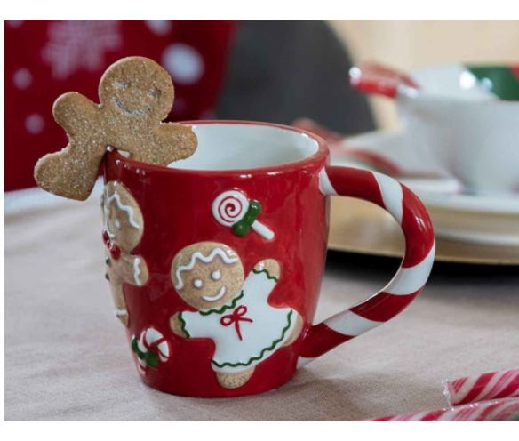 Tasse de Noël rouge avec des bonhommes en pain d'épices et des bonbons.