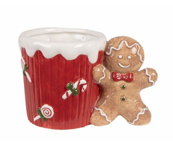 Mug de Noël rouge avec bonbons et anse en forme de pain d'épice.