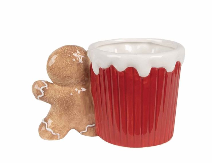Mug de Noël rouge avec bonbons et anse en forme de pain d'épice.