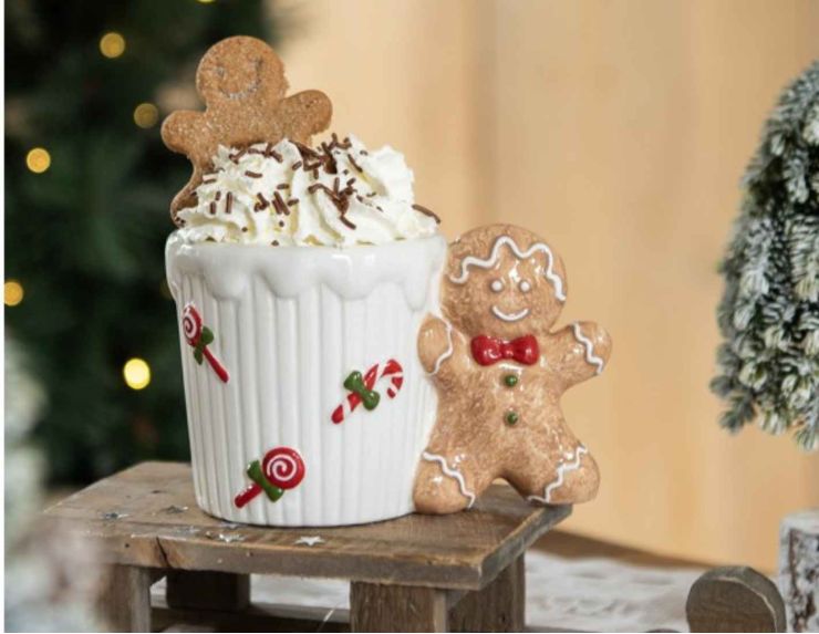 Mug de Noël blanc avec bonbons et anse en forme de pain d'épice.