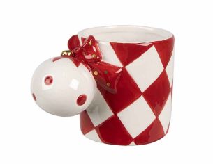 Tasse de Noël rouge et blanche au motif arlequin et anse en forme de boule de Noël.