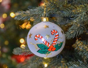 Boule de Noël blanche effet translucide, décor sucres d'orge et houx entièrement peint à la main.

Diamètre : 8cm