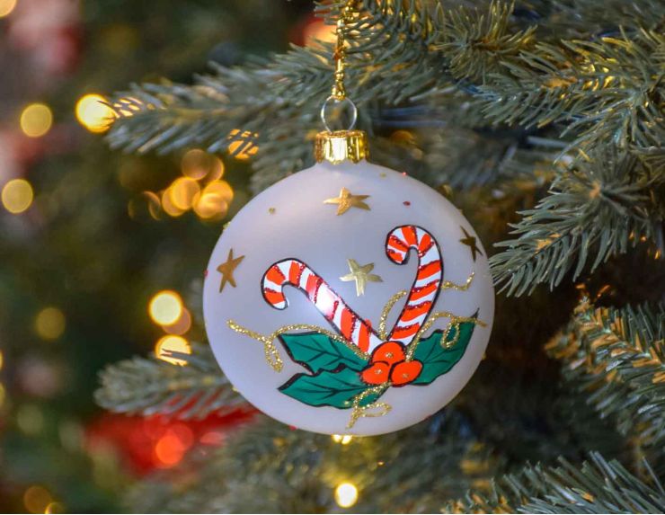 Boule de Noël blanche effet translucide, décor sucres d'orge et houx entièrement peint à la main.

Diamètre : 8cm