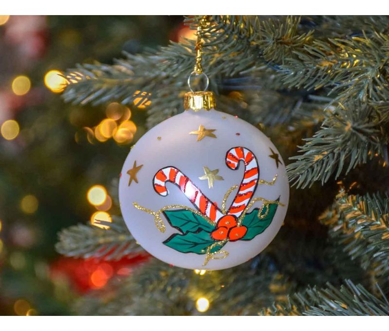 Boule de Noël blanche effet translucide, décor sucres d'orge et houx entièrement peint à la main.

Diamètre : 8cm
