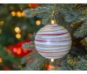 Voir la slide Boule de Noël blanche en verre recouverte de paillettes dorées, rouges et blanche en spirale tout autour de la boule.
