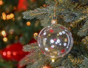 Boule de Noël transparente à pois rouges, blancs et dorés.

Diamètre : 8cm