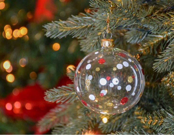 Boule de Noël transparente à pois rouges, blancs et dorés.

Diamètre : 8cm