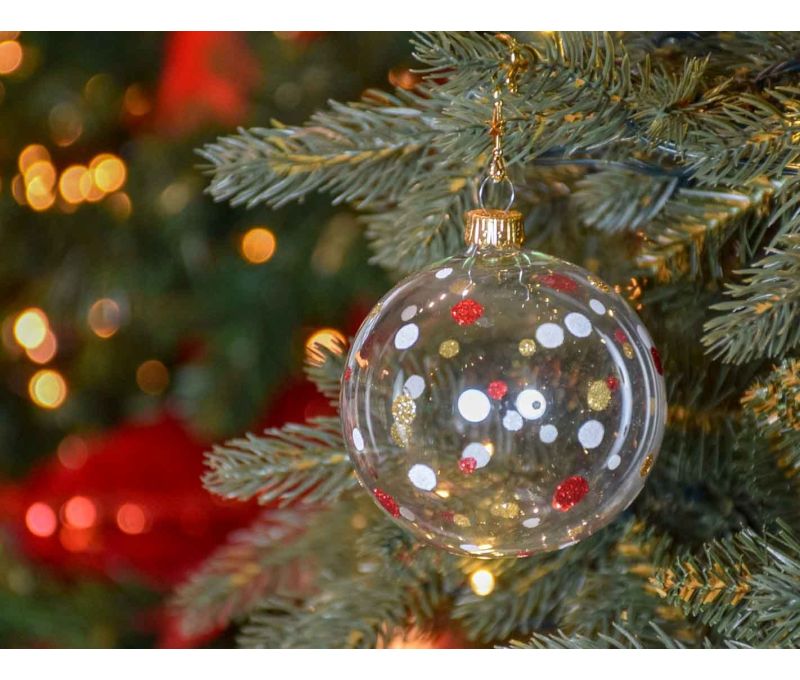 Boule de Noël transparente à pois rouges, blancs et dorés. Diamètre : 8cm