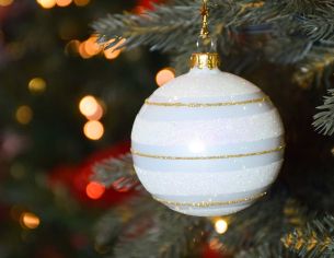 Boule de Noël blanche brillante en verre, décor lignes dorées et paillettes blanches.

Diamètre : 8cm