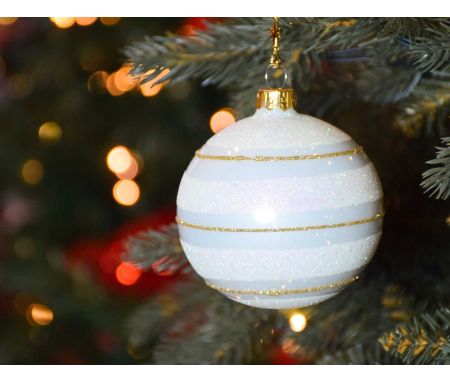 Boule de Noël blanche brillante en verre, décor lignes dorées et paillettes blanches.

Diamètre : 8cm