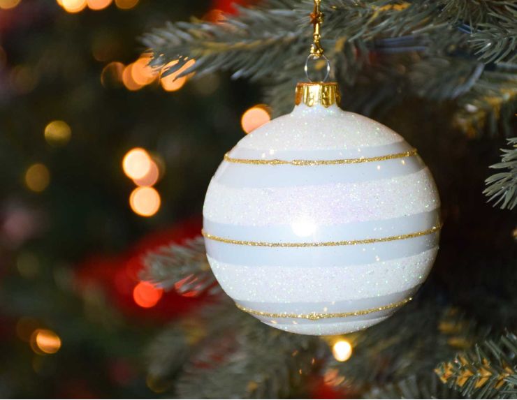 Boule de Noël blanche brillante en verre, décor lignes dorées et paillettes blanches.

Diamètre : 8cm