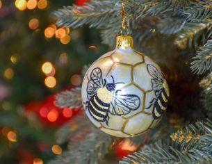 Boule de Noël dorée en verre décor de ruche avec abeilles peintes à la main. Diamètre : 8cm