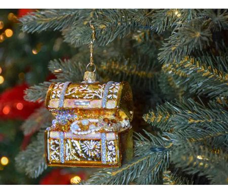 Boule de Noël originale en verre soufflé, coffre au trésor doré brillant avec nombreux détails. Hauteur : 8cm