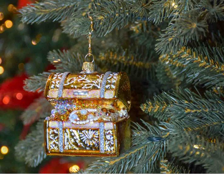 Boule de Noël originale en verre soufflé, coffre au trésor doré brillant avec nombreux détails. Hauteur : 8cm