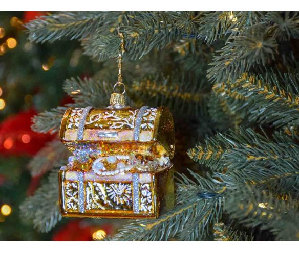 Boule de Noël originale en verre soufflé, coffre au trésor doré brillant avec nombreux détails. Hauteur : 8cm