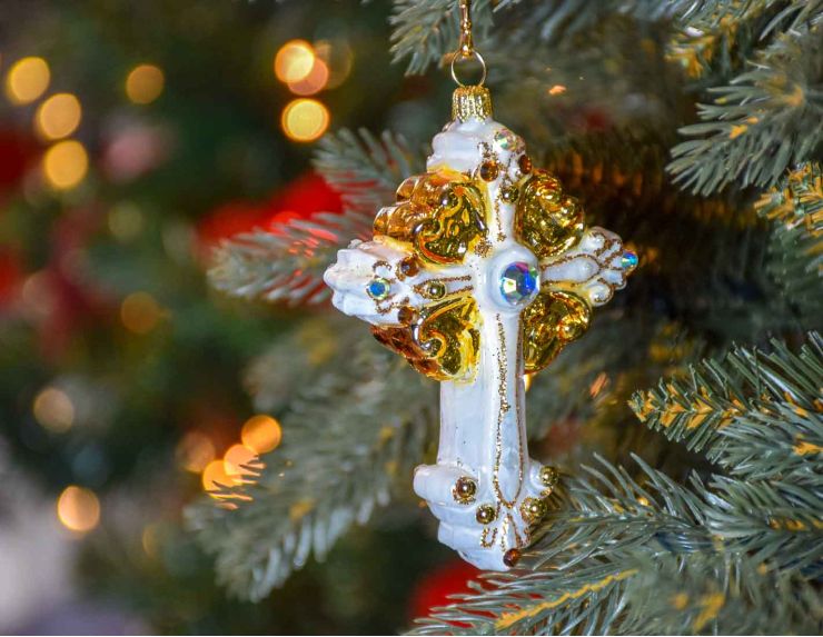 Suspension de Noël croix blanche et dorée en verre soufflé avec strass pour décorer votre sapin de Noël. 

Hauteur : 12cm