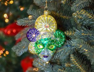 Boule de Noël artisanale en verre soufflé masque vénitien vert, jaune et mauve.

Hauteur : 15cm