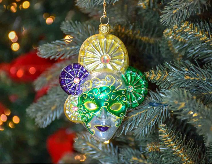 Boule de Noël artisanale en verre soufflé masque vénitien vert, jaune et mauve.

Hauteur : 15cm