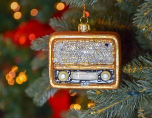 Boule de Noël originale radio vintage en verre soufflé et décorée à la main.
