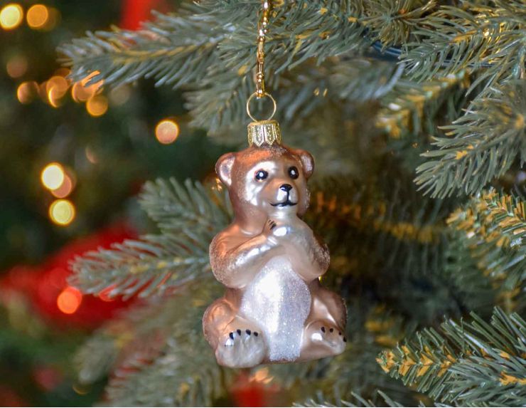 Boule de Noël originale petit ourson brun en verre soufflé.