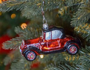 Boule de Noël originale voiture ancienne rouge et noire en verre soufflé.