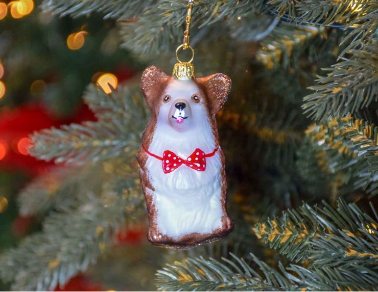 Boule de Noël chien Corgi brun et blanc, noeud papillon rouge, verre soufflé. 

Hauteur : 9cm