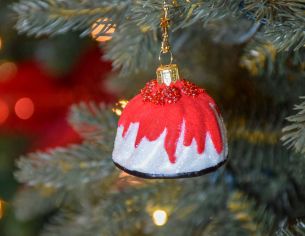 Boule de Noël originale cake rouge en verre soufflé, avec perles rouges. 

Hauteur :6cm