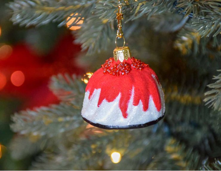 Boule de Noël originale cake rouge en verre soufflé, avec perles rouges. 

Hauteur :6cm