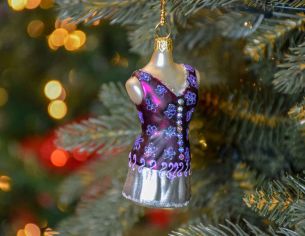 Boule de Noël originale en verre soufflé bustier mauve

Hauteur 9cm