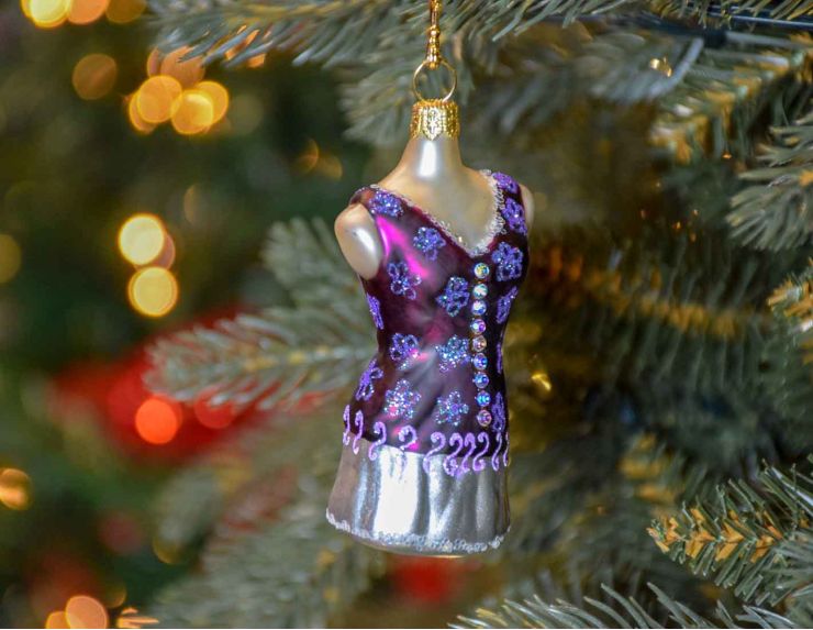 Boule de Noël originale en verre soufflé bustier mauve

Hauteur 9cm