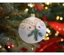 Voir la slide Boule de Noël blanche translucide avec décors de Noël traditionnel dorés et branches vertes.